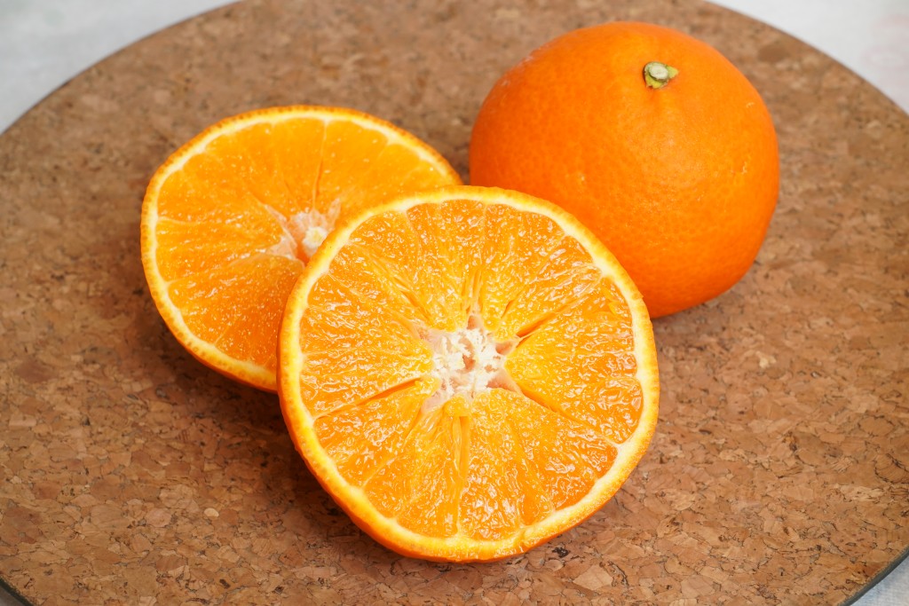 愛媛麥當娜（MADONNA）果凍橙皮薄多汁。